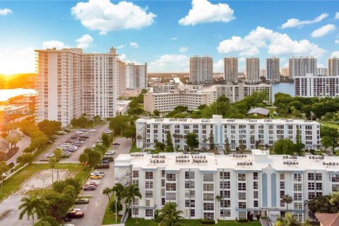 Condo in Sunny Isles Beach, Florida, 2 bedrooms  № 1996156 - photo 17