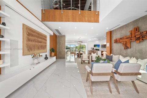 House in North Miami, Florida 5 bedrooms, 460.42 sq.m. № 2080697 - photo 7
