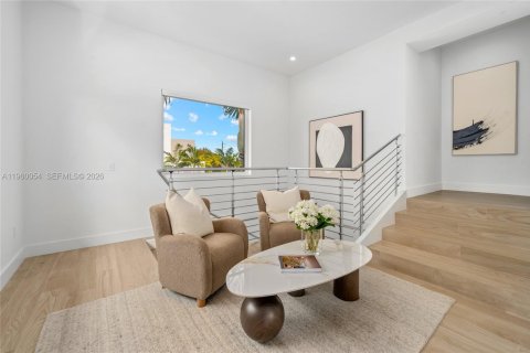 House in North Miami, Florida 5 bedrooms, 460.42 sq.m. № 2080697 - photo 16