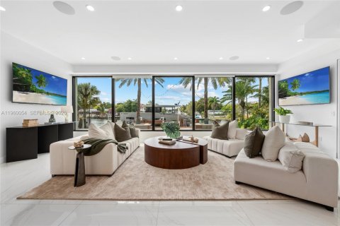 House in North Miami, Florida 5 bedrooms, 460.42 sq.m. № 2080697 - photo 3