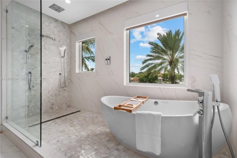 House in North Miami, Florida 5 bedrooms, 460.42 sq.m. № 2080697 - photo 22