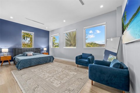 House in North Miami, Florida 5 bedrooms, 460.42 sq.m. № 2080697 - photo 24