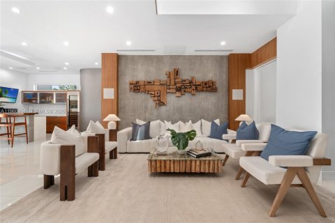 House in North Miami, Florida 5 bedrooms, 460.42 sq.m. № 2080697 - photo 5