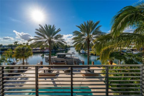 House in North Miami, Florida 5 bedrooms, 460.42 sq.m. № 2080697 - photo 18