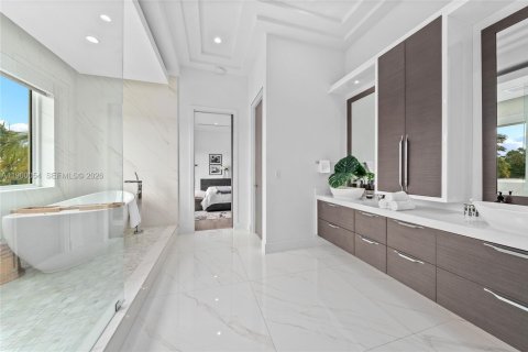 House in North Miami, Florida 5 bedrooms, 460.42 sq.m. № 2080697 - photo 21