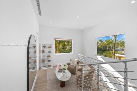 House in North Miami, Florida 5 bedrooms, 460.42 sq.m. № 2080697 - photo 17