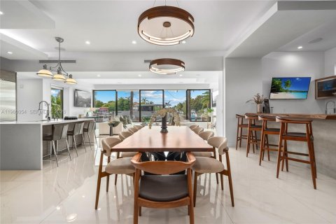 House in North Miami, Florida 5 bedrooms, 460.42 sq.m. № 2080697 - photo 8