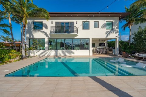House in North Miami, Florida 5 bedrooms, 460.42 sq.m. № 2080697 - photo 12