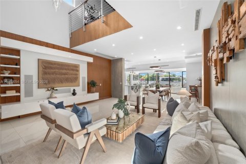 House in North Miami, Florida 5 bedrooms, 460.42 sq.m. № 2080697 - photo 6