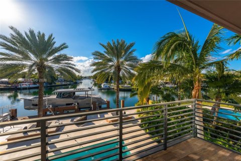 House in North Miami, Florida 5 bedrooms, 460.42 sq.m. № 2080697 - photo 23