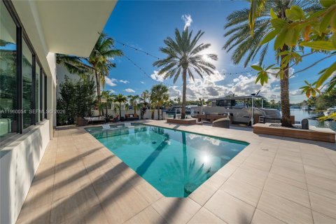 House in North Miami, Florida 5 bedrooms, 460.42 sq.m. № 2080697 - photo 11