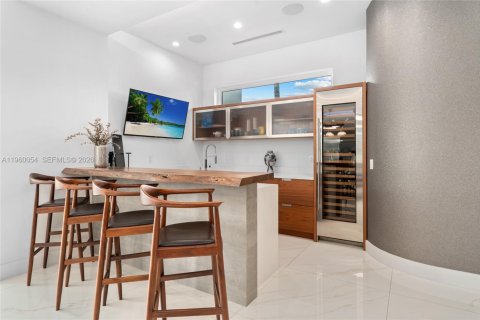 House in North Miami, Florida 5 bedrooms, 460.42 sq.m. № 2080697 - photo 9