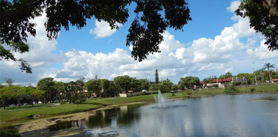 Condo in Lauderhill, Florida, 2 bedrooms № 694824