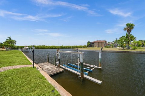 House in Punta Gorda, Florida 2 bedrooms, 137.03 sq.m. № 2204710 - photo 6