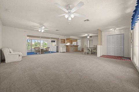 House in Punta Gorda, Florida 2 bedrooms, 137.03 sq.m. № 2204710 - photo 30