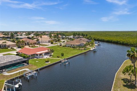 House in Punta Gorda, Florida 2 bedrooms, 137.03 sq.m. № 2204710 - photo 20