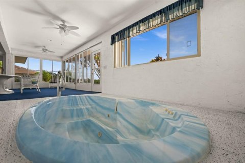 House in Punta Gorda, Florida 2 bedrooms, 137.03 sq.m. № 2204710 - photo 25