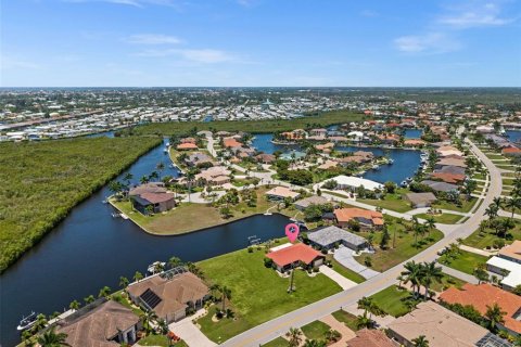 House in Punta Gorda, Florida 2 bedrooms, 137.03 sq.m. № 2204710 - photo 24