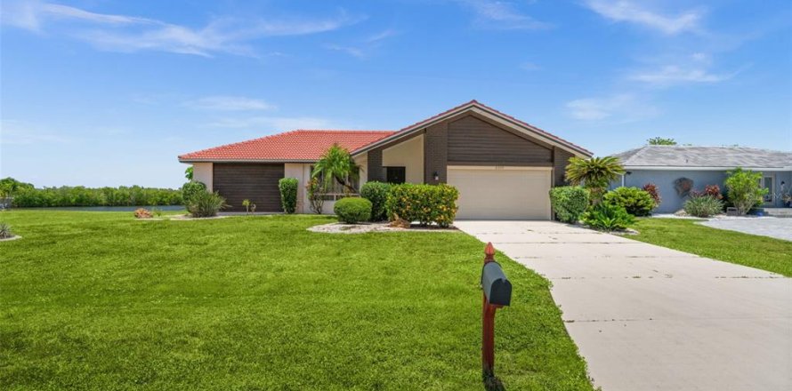 House in Punta Gorda, Florida 2 bedrooms, 137.03 sq.m. № 2204710