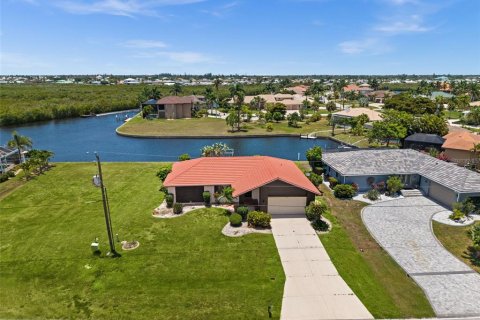 House in Punta Gorda, Florida 2 bedrooms, 137.03 sq.m. № 2204710 - photo 9