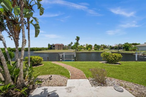 House in Punta Gorda, Florida 2 bedrooms, 137.03 sq.m. № 2204710 - photo 4