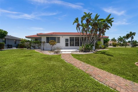 House in Punta Gorda, Florida 2 bedrooms, 137.03 sq.m. № 2204710 - photo 7