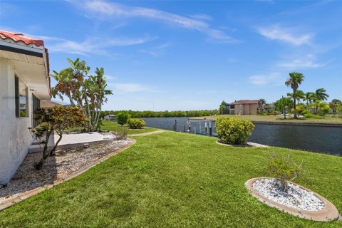 House in Punta Gorda, Florida 2 bedrooms, 137.03 sq.m. № 2204710 - photo 5