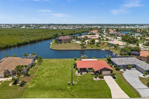 House in Punta Gorda, Florida 2 bedrooms, 137.03 sq.m. № 2204710 - photo 10