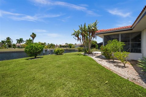 House in Punta Gorda, Florida 2 bedrooms, 137.03 sq.m. № 2204710 - photo 8
