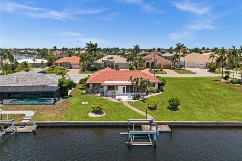 House in Punta Gorda, Florida 2 bedrooms, 137.03 sq.m. № 2204710 - photo 19
