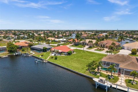 House in Punta Gorda, Florida 2 bedrooms, 137.03 sq.m. № 2204710 - photo 21