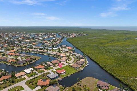 House in Punta Gorda, Florida 2 bedrooms, 137.03 sq.m. № 2204710 - photo 23