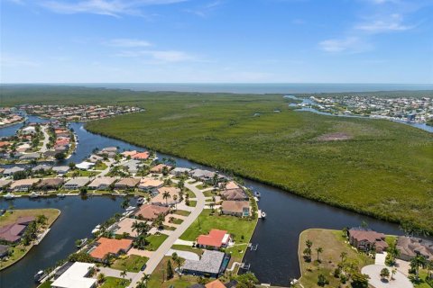 House in Punta Gorda, Florida 2 bedrooms, 137.03 sq.m. № 2204710 - photo 16