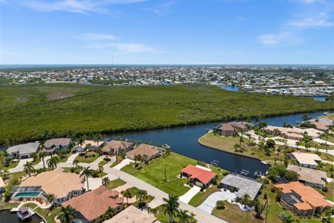 House in Punta Gorda, Florida 2 bedrooms, 137.03 sq.m. № 2204710 - photo 15