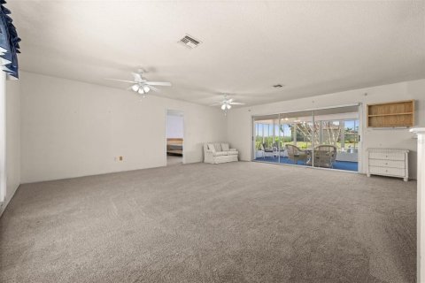 House in Punta Gorda, Florida 2 bedrooms, 137.03 sq.m. № 2204710 - photo 29