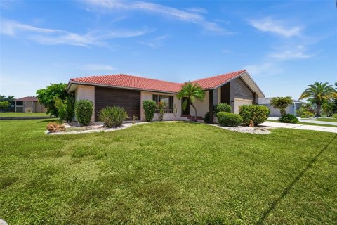 House in Punta Gorda, Florida 2 bedrooms, 137.03 sq.m. № 2204710 - photo 2