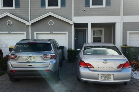 Townhouse in Homestead, Florida 3 bedrooms, 143.26 sq.m. № 1986816 - photo 2