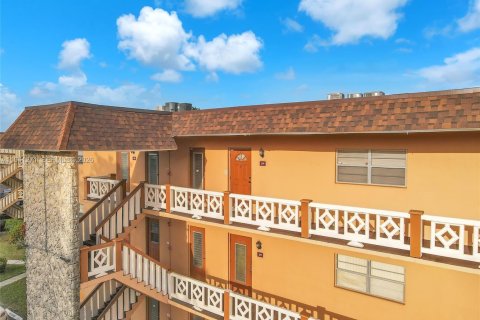 Condominio en Lauderdale Lakes, Florida, 2 dormitorios  № 2054446