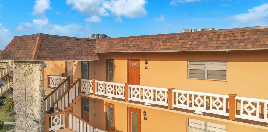 Condominio en Lauderdale Lakes, Florida, 2 dormitorios № 2054446