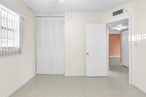 Condominio en alquiler en Lauderdale Lakes, Florida, 2 dormitorios № 2054446 - foto 6