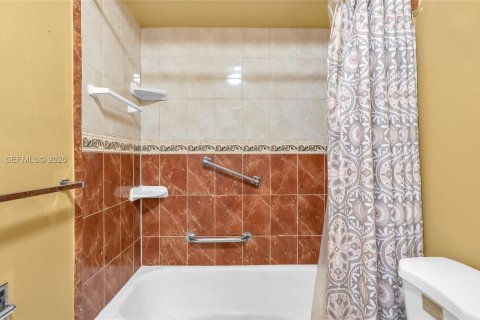 Condominio en alquiler en Lauderdale Lakes, Florida, 2 dormitorios № 2054446 - foto 4