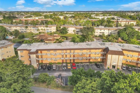 Condominio en alquiler en Lauderdale Lakes, Florida, 2 dormitorios № 2054446 - foto 2