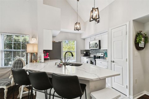 Condo in Tampa, Florida, 2 bedrooms № 2218214 - photo 11