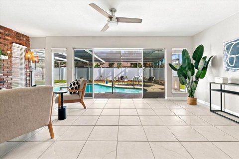 House in Saint Petersburg, Florida 3 bedrooms, 160.16 sq.m. № 2152056 - photo 16