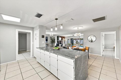 House in Saint Petersburg, Florida 3 bedrooms, 160.16 sq.m. № 2152056 - photo 9