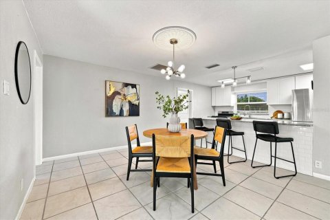 House in Saint Petersburg, Florida 3 bedrooms, 160.16 sq.m. № 2152056 - photo 15
