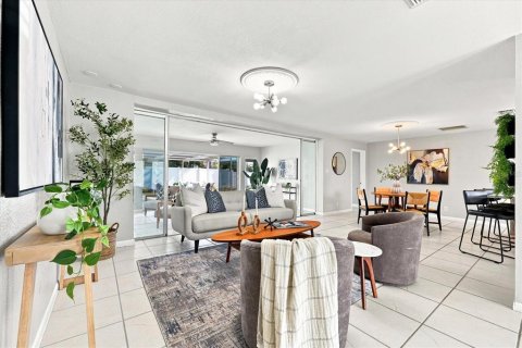House in Saint Petersburg, Florida 3 bedrooms, 160.16 sq.m. № 2152056 - photo 8
