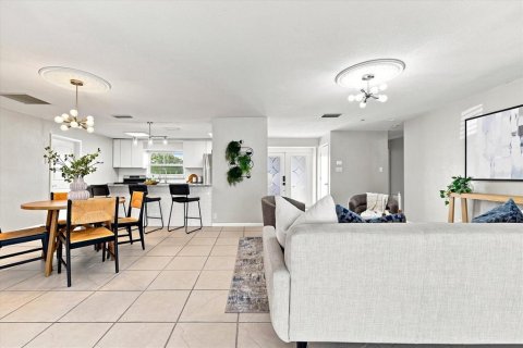 House in Saint Petersburg, Florida 3 bedrooms, 160.16 sq.m. № 2152056 - photo 12