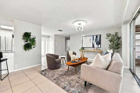 House in Saint Petersburg, Florida 3 bedrooms, 160.16 sq.m. № 2152056 - photo 17