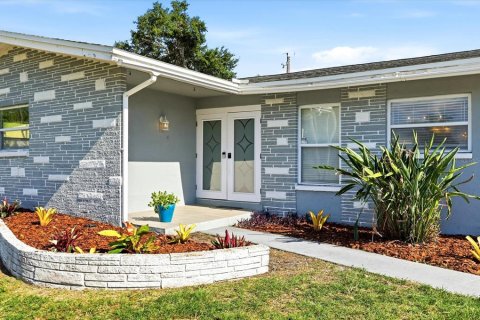 House in Saint Petersburg, Florida 3 bedrooms, 160.16 sq.m. № 2152056 - photo 3